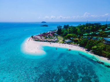 Koh Lipe Adası 'nın okyanusundaki beyaz kumsalda, Tayland' ın güneyinde, turkuaz renkli okyanuslar ve güneşli bir günde Ko Lipe 'de beyaz kumlu kumsalda.