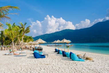 Koh Lipe Adası 'nın güney Tayland sahilinde plaj sandalyeleri, turkuaz renkli okyanuslar ve Ko Lipe' de beyaz kumlu plajlar..