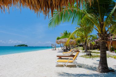 Koh Lipe Adası 'nın güney Tayland sahilinde plaj sandalyeleri, turkuaz renkli okyanuslar ve Ko Lipe' de beyaz kumlu plajlar..