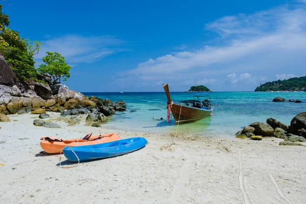 タイの夏休みにタクシー色の海と白い砂浜があるコ リペ島南タイ — ストック写真