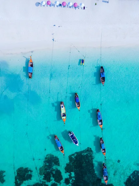Długoogonowe Łodzie Błękitnym Oceanie Wyspy Koh Lipe Południowa Tajlandia Turkusowym — Zdjęcie stockowe