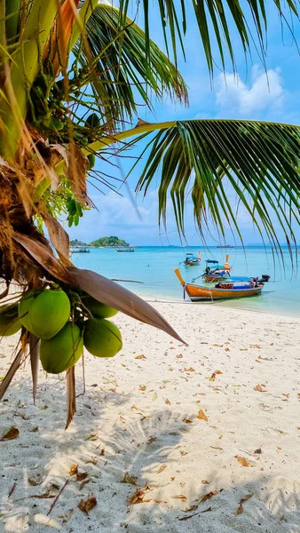 タークース色の海と白い砂浜がある南タイのコリペ島の青い海のロングテールボート — ストック写真