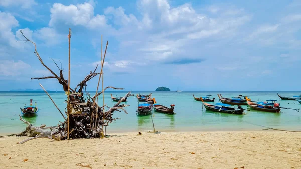 タイ南部のコリペ島2023年4月 タークース色の海と白い砂浜を持つロングテールボートは コリペで — ストック写真