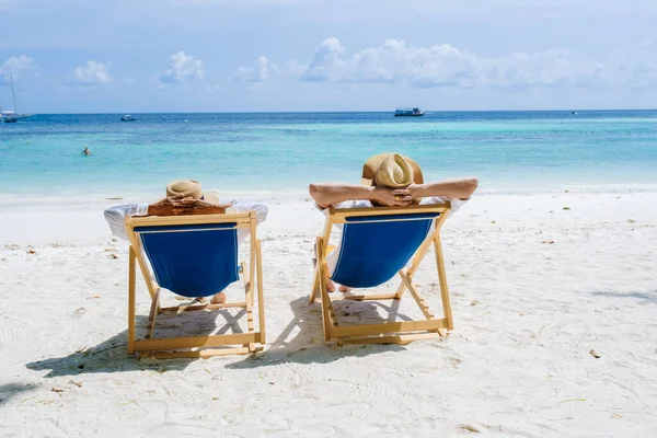 Ein Paar Männer Und Frauen Auf Liegestühlen Strand Der Südthailändischen — Stockfoto