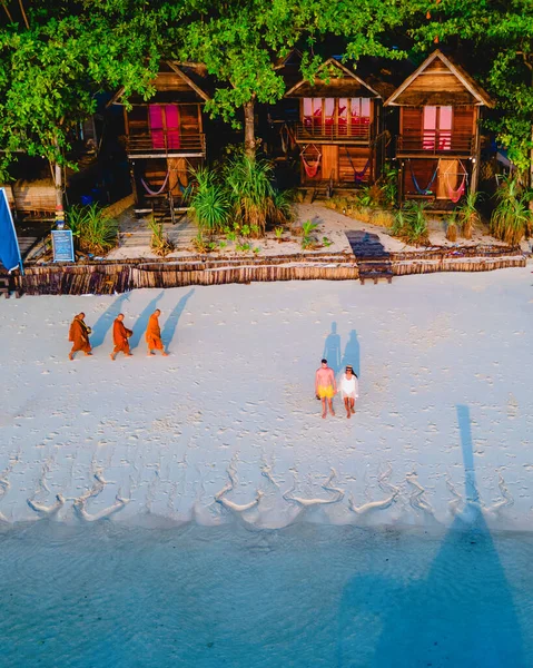 Coppia Uomini Donne Vacanza Koh Lipe Thailandia Piedi Sulla Spiaggia — Foto Stock