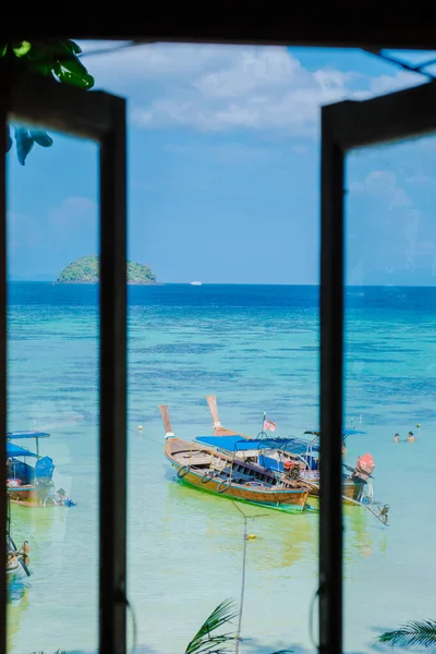 タクシー色の海と白い砂浜がある窓からの南タイのコリペ島 — ストック写真