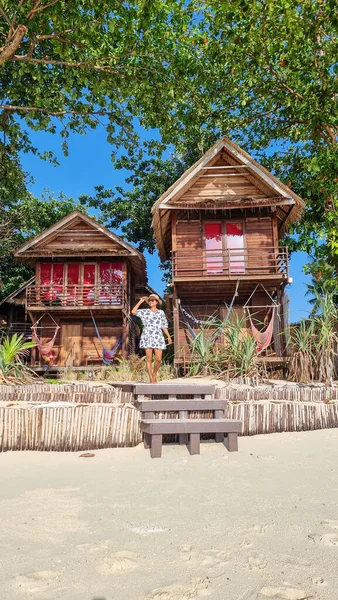 Femmes Devant Une Cabane Bambou Bungalows Sur Plage Thaïlande Hébergement — Photo