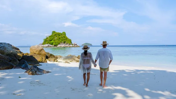 在泰国南部的高丽岛上 有草屋色的大海和白色的沙滩 在泰国度假的男人和女人 — 图库照片