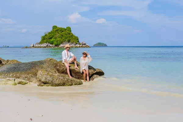 Paio Uomini Donne Vacanza Thailandia Piedi Sulla Spiaggia Koh Lipe — Foto Stock
