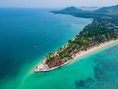 Tayland 'da Andaman Denizi' ndeki Koh Mook tropikal adası, beyaz kumlu tropikal plaj ve hindistan cevizi palmiyeli turkuaz renkli okyanus.. 