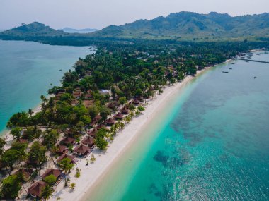 Tayland 'da Andaman Denizi' ndeki Koh Mook tropikal adası, beyaz kumlu tropikal plaj ve hindistan cevizi palmiyeli turkuaz renkli okyanus.. 