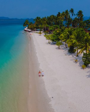 Tayland 'da Andaman Denizi' ndeki Koh Mook tropikal adasında tatil yapan birkaç erkek ve kadın.