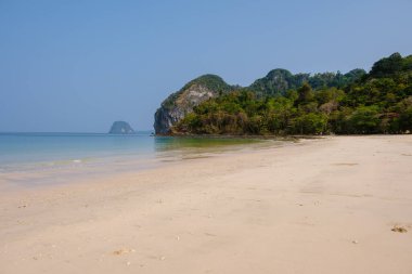 Tayland 'da Andaman Denizi' ndeki Koh Mook tropikal adası, beyaz kumlu tropikal plaj ve hindistan cevizi palmiyeli turkuaz renkli okyanus.. 