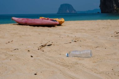 Tayland 'da bir plajda plastik şişe.. 