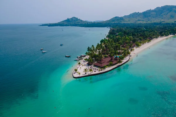泰国安达曼海的Koh Mook热带岛屿 热带海滩 有白沙 草屋色海洋 有椰子树 — 图库照片