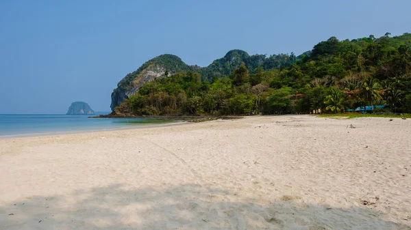 stock image Koh Mook tropical Island in the Andaman Sea in Thailand, tropical beach with white sand and turqouse colored ocean with coconut palm trees. 