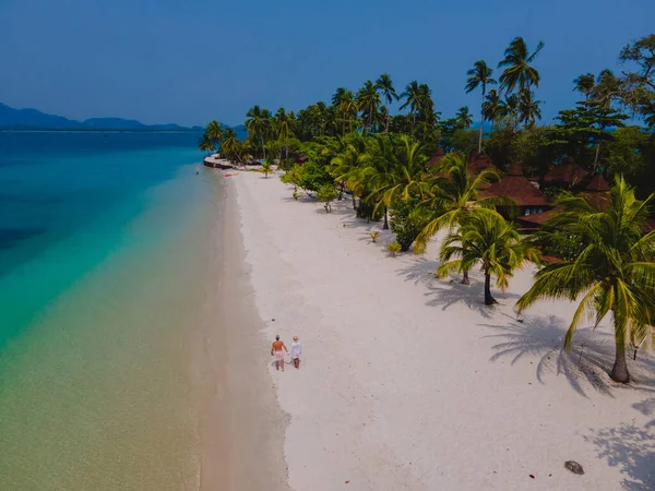 Par Hombres Mujeres Vacaciones Isla Tropical Koh Mook Mar Andamán — Foto de Stock