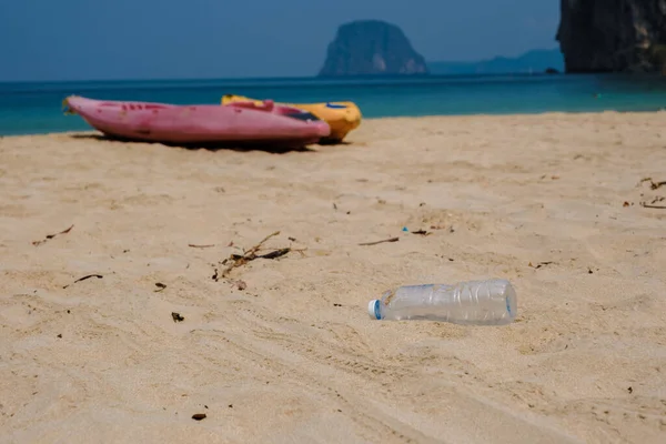 タイのビーチでのペットボトル — ストック写真