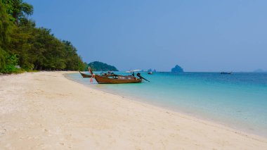 Beyaz tropikal plajı ve turkuaz renkli okyanusu olan Koh Kradan Adası. 