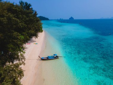Güneşli bir günde beyaz tropikal plajı ve turkuaz renkli okyanusu olan Koh Kradan Adası 