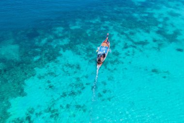 Beyaz tropikal plajı ve turkuaz renkli okyanusu olan Koh Kradan Adası. İHA 'dan Koh kplatview plajının hava görüntüsü