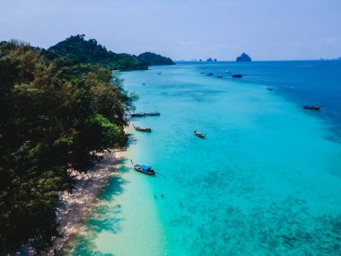 Beyaz tropikal plajı ve turkuaz renkli okyanusu olan Koh Kradan Adası. Tropik bir sahilde yukarıdan insansız hava aracı görüntüsü