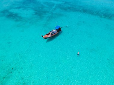 Beyaz tropikal plajı ve turkuaz renkli okyanusu olan Koh Kradan Adası. Tropik bir sahilde yukarıdan insansız hava aracı görüntüsü