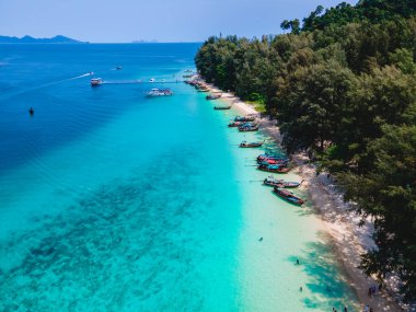 Beyaz tropikal plajı ve turkuaz renkli okyanusu olan Koh Kradan Adası. Tropik bir sahilde yukarıdan insansız hava aracı görüntüsü