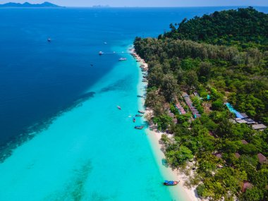 Beyaz tropikal plajı ve turkuaz renkli okyanusu olan Koh Kradan Adası. İHA 'dan Koh kplatview plajının hava görüntüsü