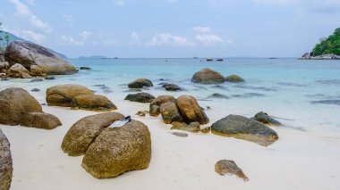 Koh Lipe Adası Tayland, mavi okyanusu ve beyaz yumuşak kumu olan tropik bir ada. Ko Lipe Adası Tayland