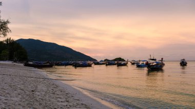 Koh Lipe Adası Tayland sahilinde gün batımı, mavi okyanusu ve beyaz yumuşak kumu olan tropikal bir ada. Ko Lipe Adası Tayland