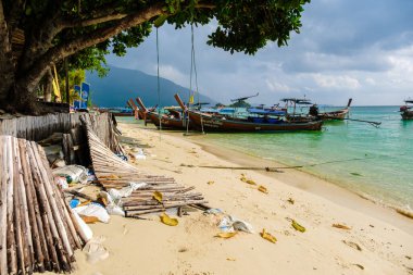Koh Lipe Tayland sahilinde 2023 Nisan 'ında plaj erozyonu. Tayland 'da kıyı aşınması