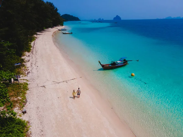 Para Spacerująca Plaży Wyspy Koh Kradan Białą Tropikalną Plażą Turkusowym — Zdjęcie stockowe
