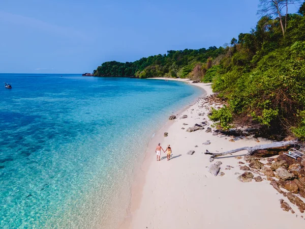 Para Spacerująca Plaży Wyspy Koh Kradan Białą Tropikalną Plażą Turkusowym — Zdjęcie stockowe