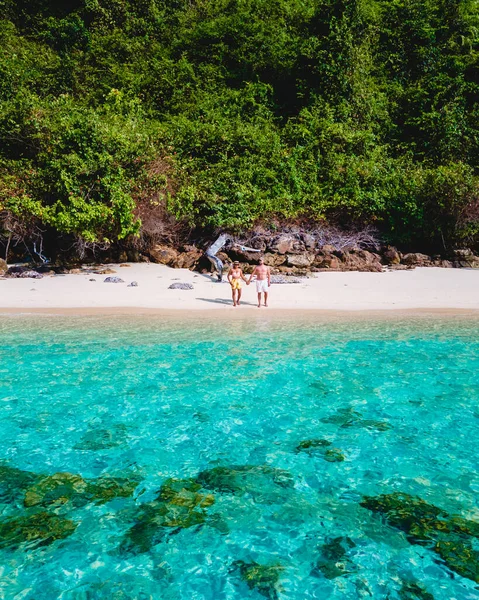 白い熱帯のビーチとターコイズブルーの海を持つKoh Kradan島のビーチを歩いているカップル タイで休暇中に無人機で上から見たビーチの男性と女性 — ストック写真