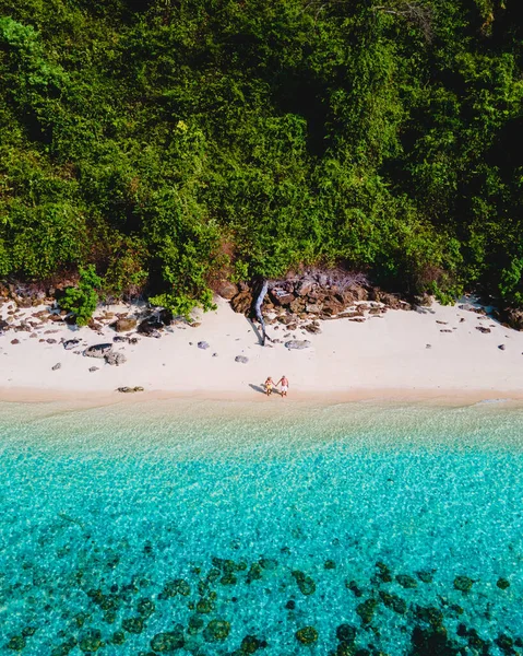 Пара Гуляє Пляжі Острова Крадан Білим Тропічним Пляжем Кольоровим Океаном — стокове фото