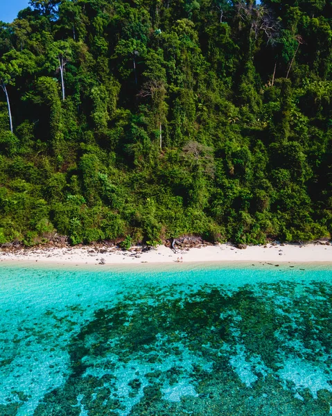 白い熱帯のビーチとターコイズブルーの海を持つKoh Kradan島のビーチを歩いているカップル タイでの休暇中の晴れた日にビーチで男性と女性 — ストック写真