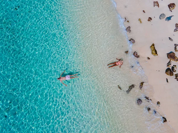 Para Pływająca Oceanie Wyspy Koh Kradan Białą Tropikalną Plażą Turkusowym — Zdjęcie stockowe