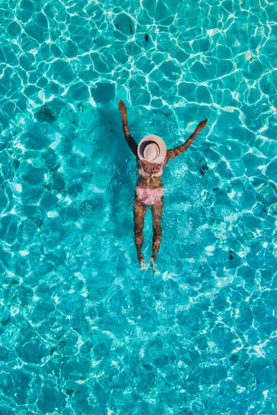 Kobiety Pływające Oceanie Wyspy Koh Kradan Białą Tropikalną Plażą Turkusowym — Zdjęcie stockowe