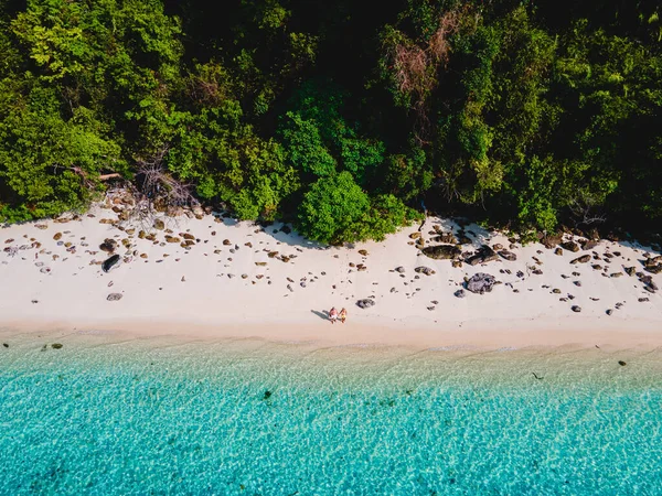 白い熱帯のビーチとターコイズブルーの海を持つKoh Kradan島のビーチを歩いているカップル タイでの休暇中の晴れた日にビーチで男性と女性 — ストック写真