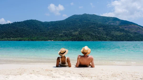 青い海と白い柔らかい砂で熱帯の島 タイのコリペ島のビーチでカップル コリペ島 — ストック写真