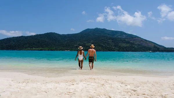 Couple Beach Koh Lipe Island Thailand Tropical Island Blue Ocean — Stock Photo, Image