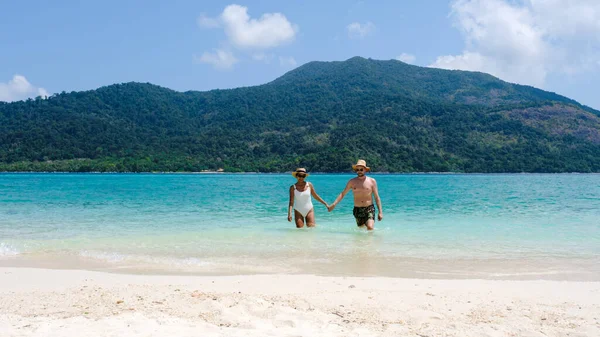 Para Plaży Koh Lipe Island Tajlandia Tropikalna Wyspa Błękitnym Oceanem — Zdjęcie stockowe