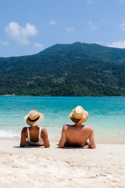 一对男女情侣在泰国高丽岛上的海滩上 这是一个热带岛屿 有蓝色的海洋和白色柔软的沙子 Lipe Island Thailand — 图库照片