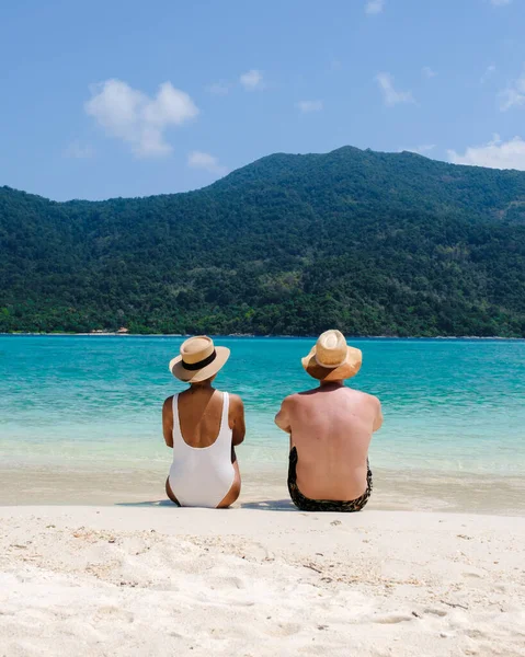 青い海と白い柔らかい砂で熱帯の島 タイのコリペ島のビーチでカップル 天気の良い日にコリペ島タイ — ストック写真