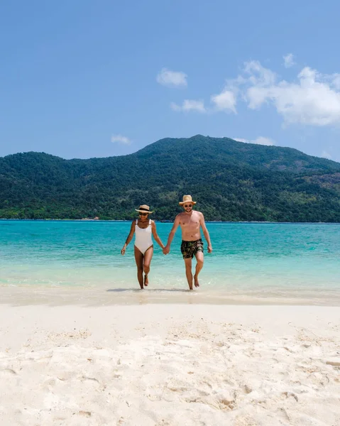 Couple Beach Koh Lipe Island Thailand Tropical Island Blue Ocean — Stock Photo, Image
