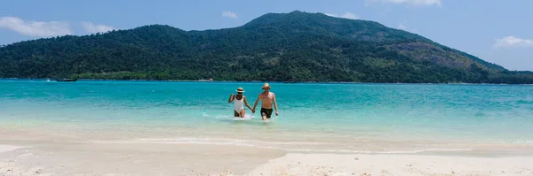 Ein Paar Männer Und Frauen Strand Von Koh Lipe Island — Stockfoto
