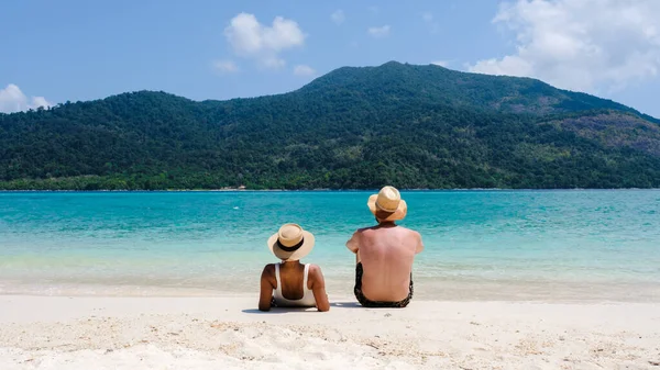Ein Paar Männer Und Frauen Strand Von Koh Lipe Island — Stockfoto