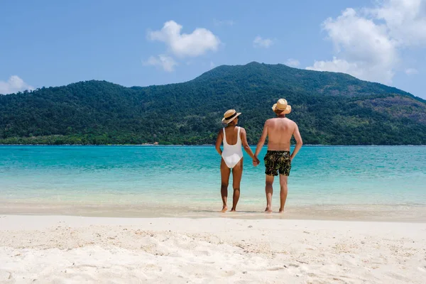 Paar Het Strand Van Koh Lipe Island Thailand Een Tropisch — Stockfoto