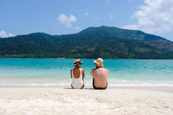 青い海と白い柔らかい砂で熱帯の島 タイのコリペ島のビーチでカップル タイのコリペ島 海を眺めながらビーチでリラックスしている男女 — ストック写真